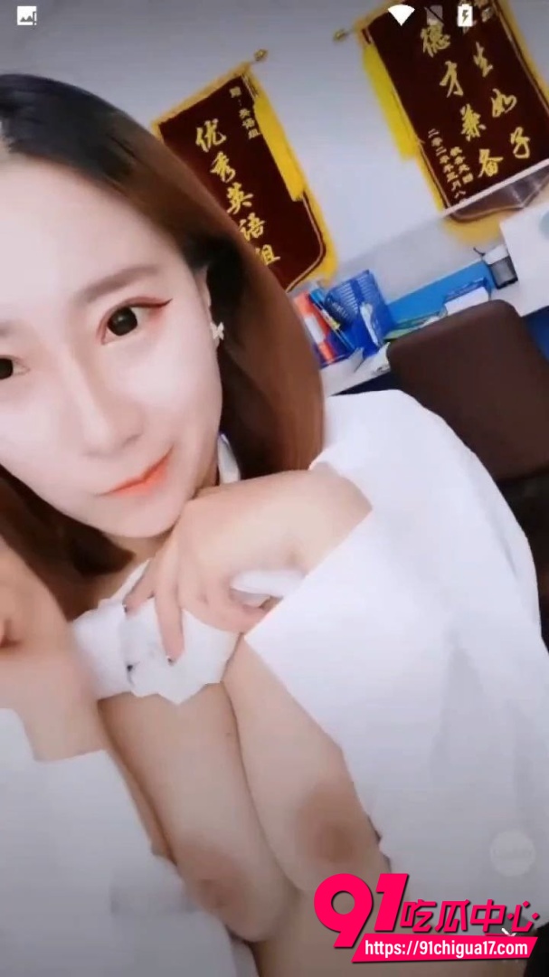 蜜桃吖办公室露奶直播视频6