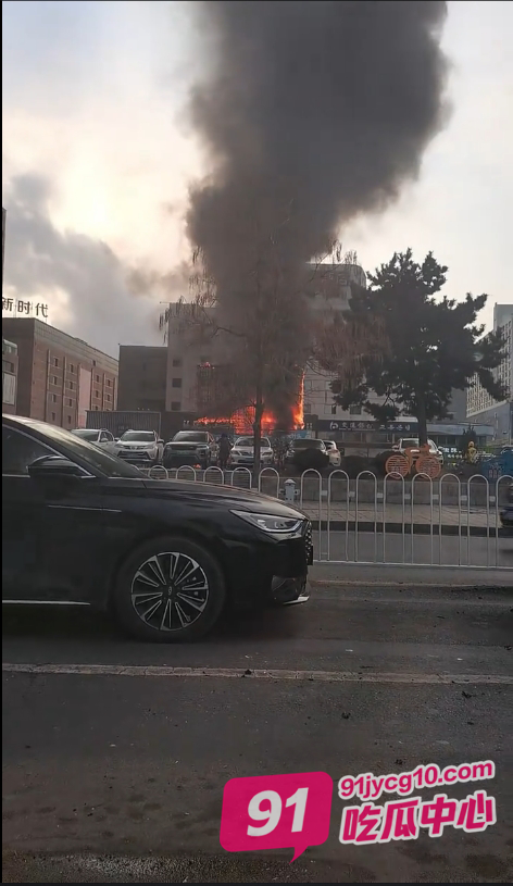 吉林时代广场大屏幕失火 群众：近期还消防大检查过 今天就着火？ 配图4