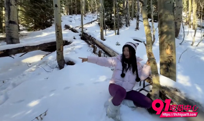 亚裔美眉Lucymochi穿着瑜伽裤与男友雪山野战 大屌双洞齐开！