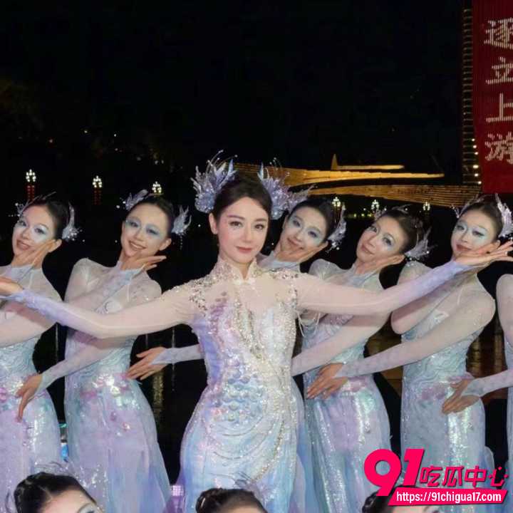 迪丽热巴春晚人鱼公主惊艳全场却脸肿妆老 网友热搜谁给她热巴巴化的妆