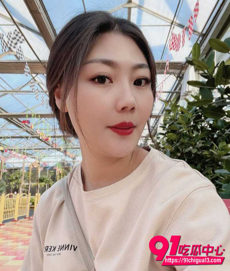 探探上约到的广州骚货刘钰莹 骚货露脸口交对鸡吧爱不释手!
