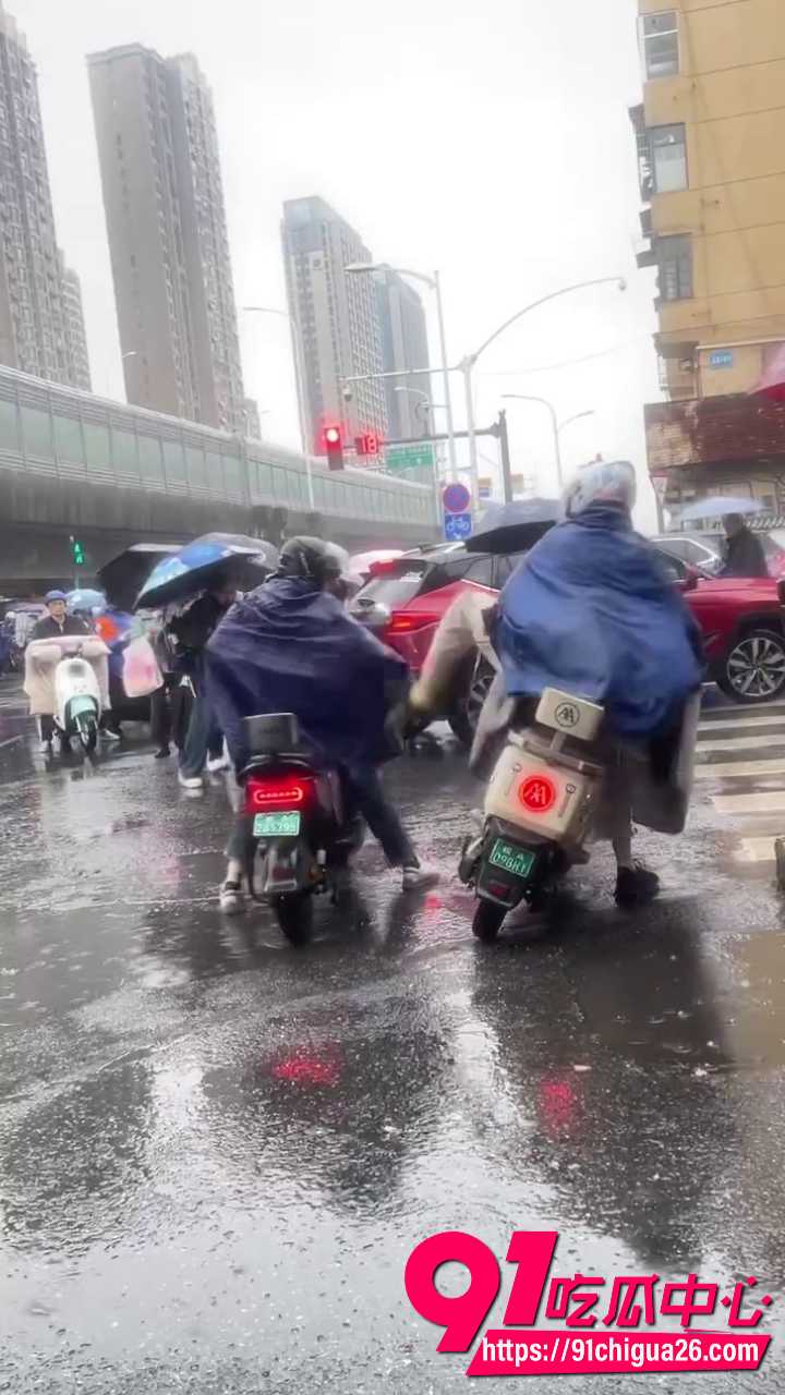 路怒男下车发飙直接被按在地上狠打4