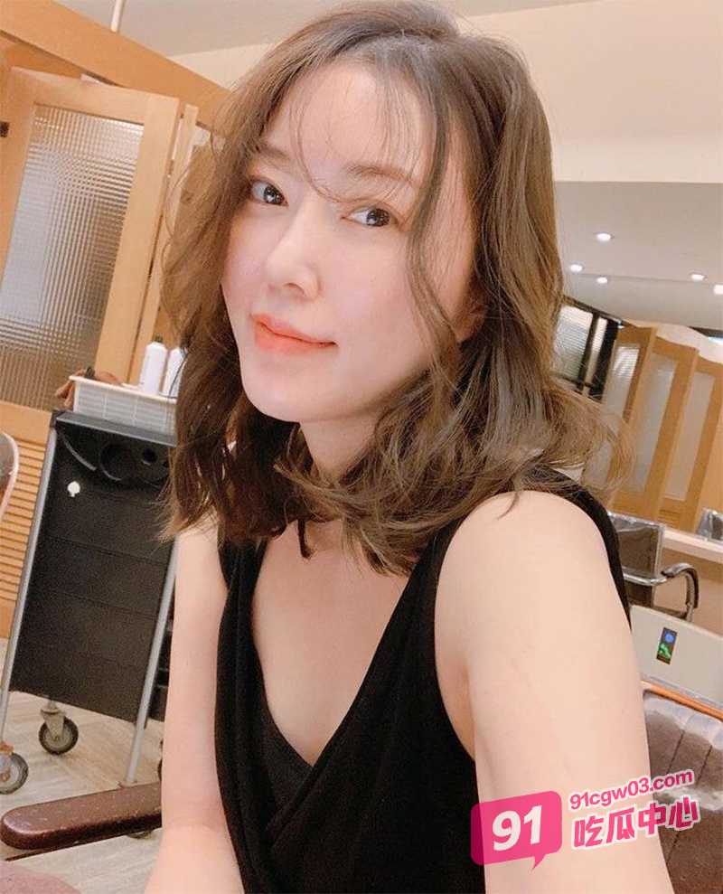 男人的加油站~咖啡厅3P淫乱party 浪劲十足欲女下班任由两个同事轮流玩弄!