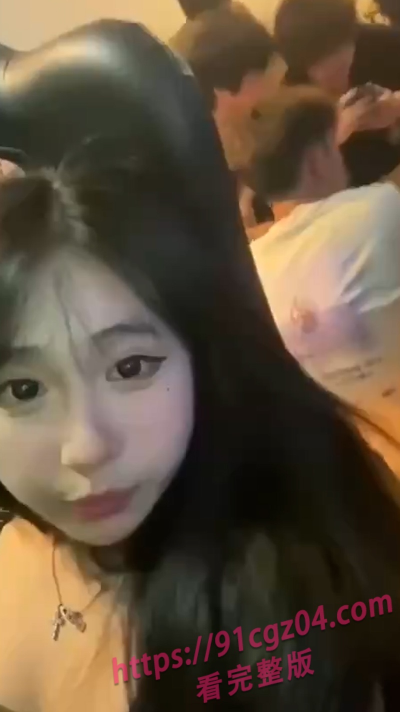 造女生黄谣被勾引到酒店戏耍 男主到酒店开门一看傻眼了~