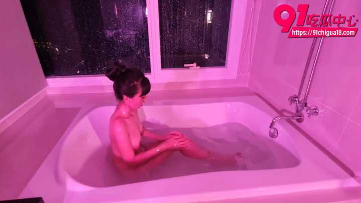 Onlyfans华人反差女神李月如 鸳鸯浴前跪舔大屌 浴缸湿身吞精高潮
