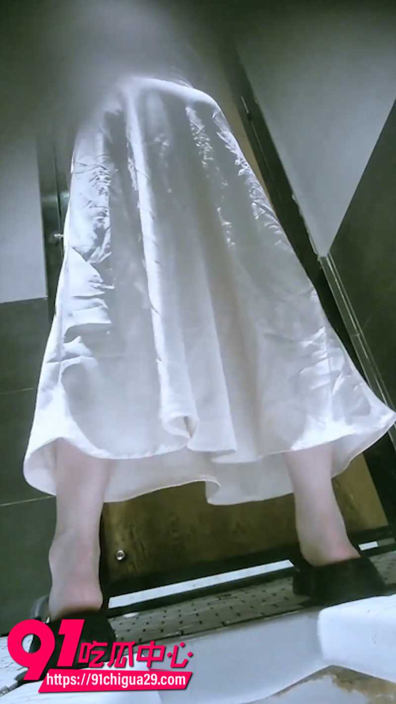 厕拍大神在酒吧女厕所安装针孔摄像头偷拍2