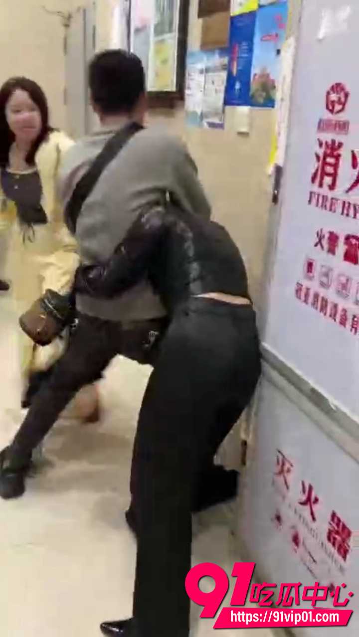 浙江小区原配抓奸丈夫和小三出轨7