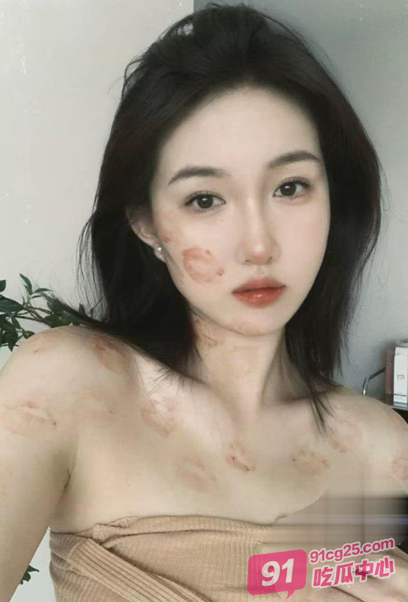 快手百万网红唧唧下海 大尺度1V1私密视频流出 性感尤物自慰骚穴被的巨大 配图3