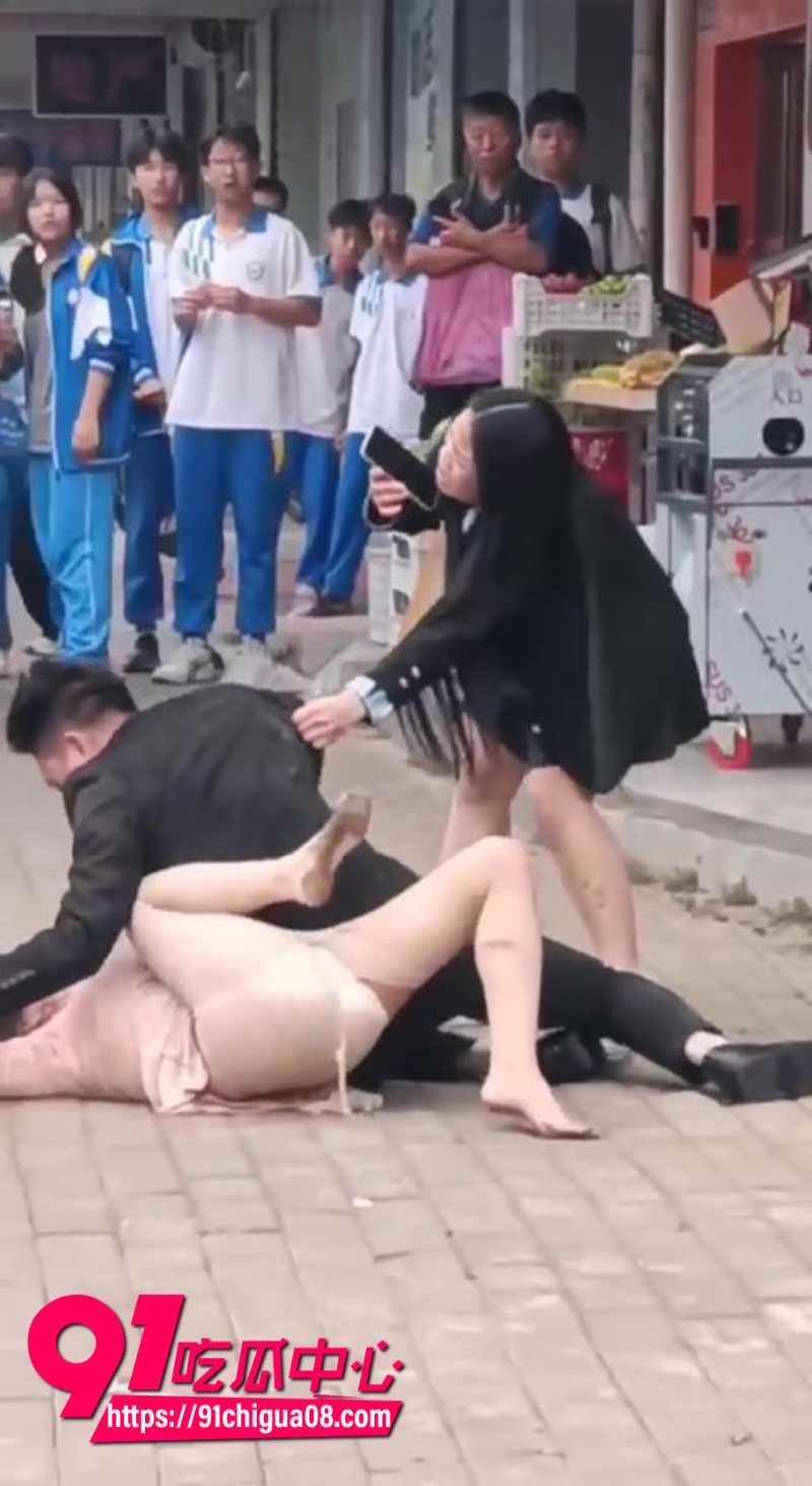 醉酒男子大白天在路边强奸长腿御姐被围观4