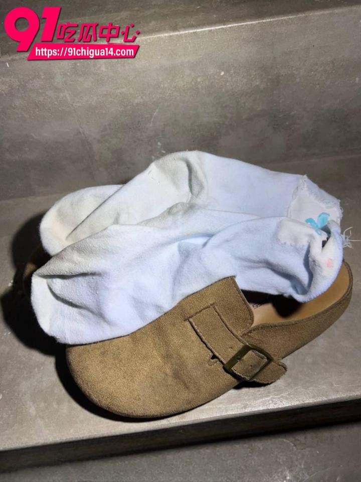 蹲守女主下班回家脱下博肯鞋蓝色棉袜4