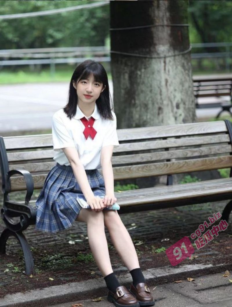 湖北大学清纯女神吴秀雅～清纯的脸庞吃上鸡巴时 只剩下淫荡！