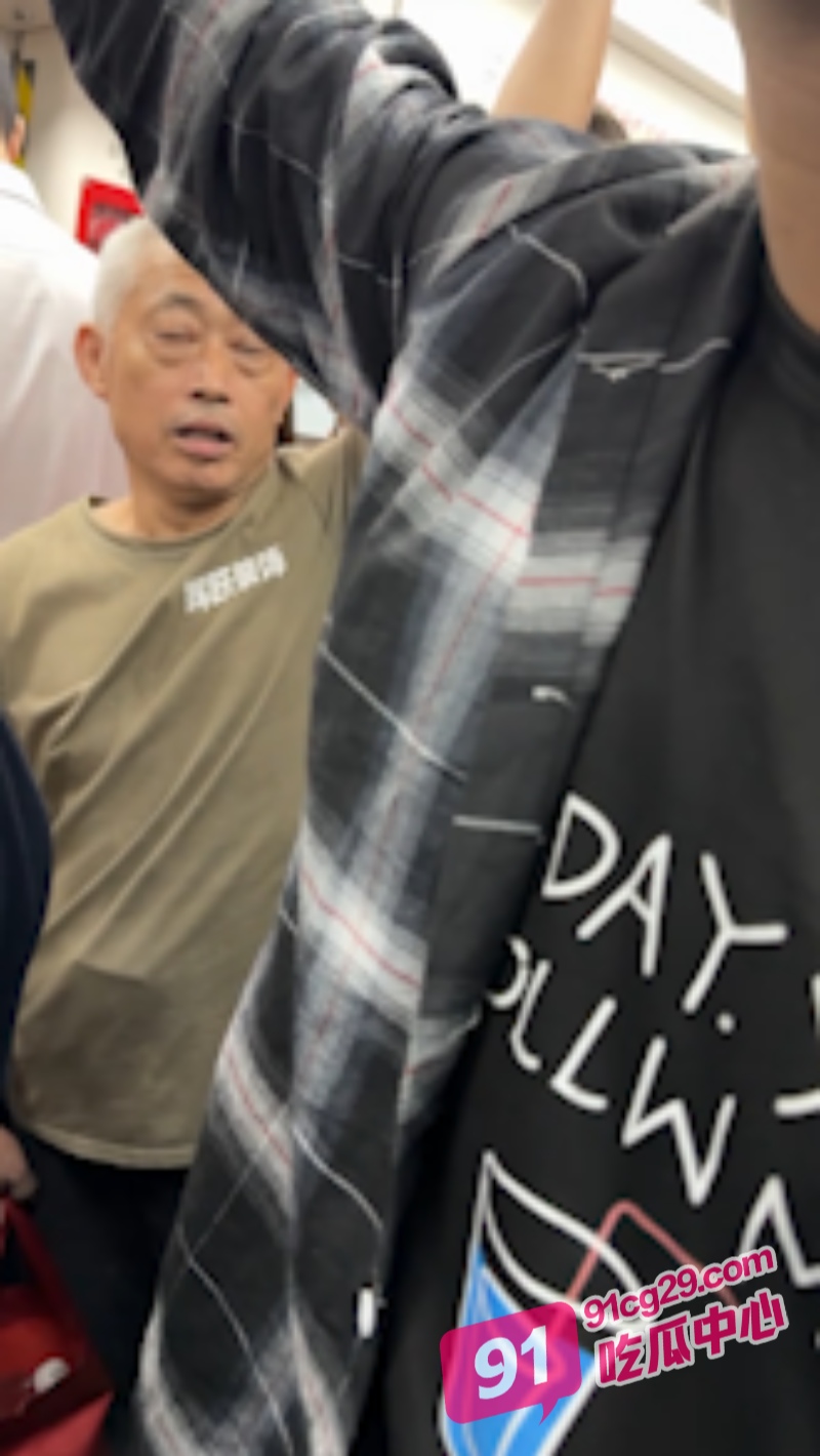 牛子小小脾气屌屌！广州燕塘站地铁黑衣男子顶胯猥亵女生被拍 全程爆粗口死不承认 配图3