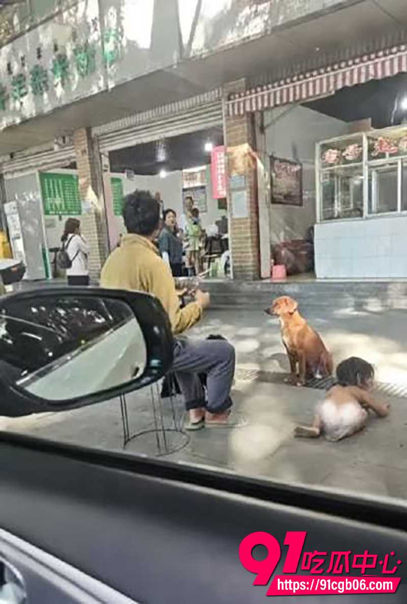 云南惊现野人小孩 高学历父母的自然教养导致男孩行为举止异常原始 这样的父母太奇葩了!