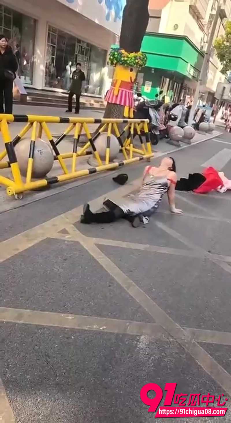 泰兴街头美女脱衣热舞 4