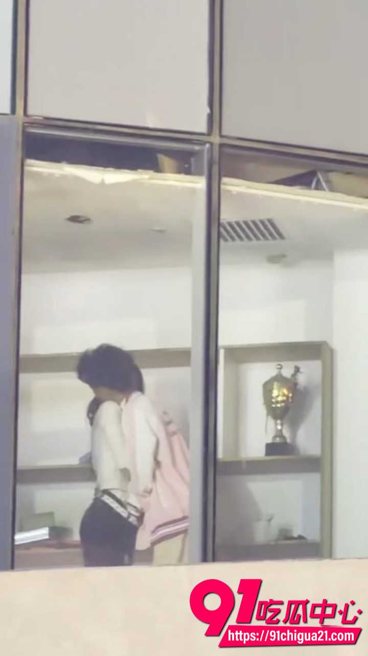 商场里高颜值小情侣忘情缠绵4