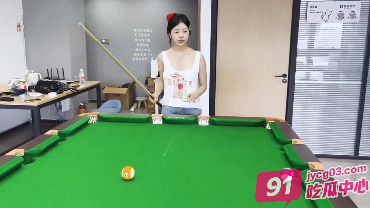 台球妹打球走光太撩人！弯腰瞬间半球外泄惹人遐想 配图5