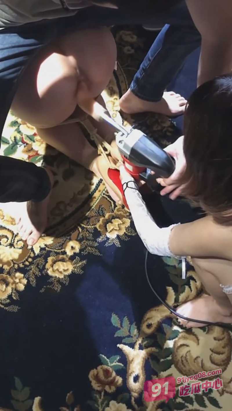 炸裂！巨乳妹被吊起来各种折磨至尿失禁 这是SM界天花板了吧！ 配图3