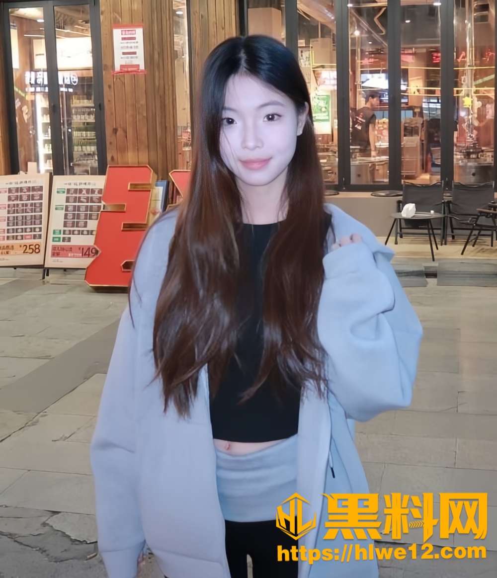 我与实习生的往事 为了满足我的恋足癖 她特意穿上黑丝为我足交 配图