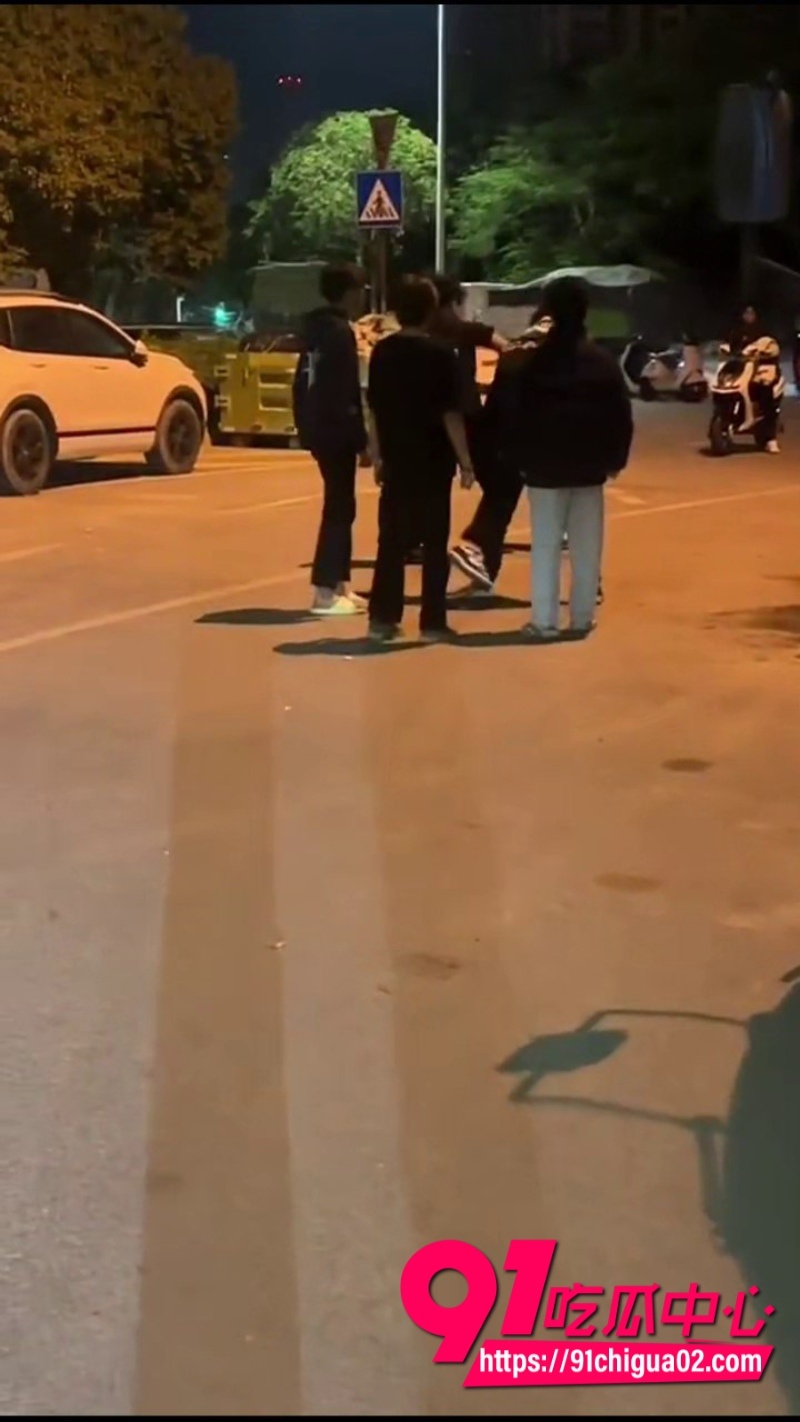 精神小伙霸凌群殴惊险瞬间9 精神小伙霸凌群殴惊险瞬间9