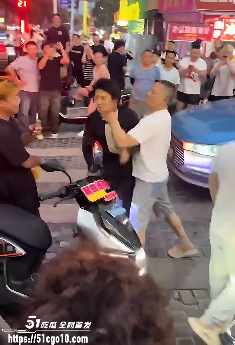 两男子当街吵架吐口水 2 拷贝