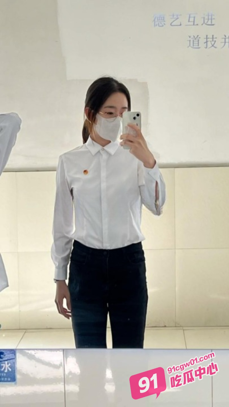 江苏女学霸 陈晓琳 自甘堕落 上岸当老师后还不满足 最后沦为酒吧的淫荡MC！ 配图4