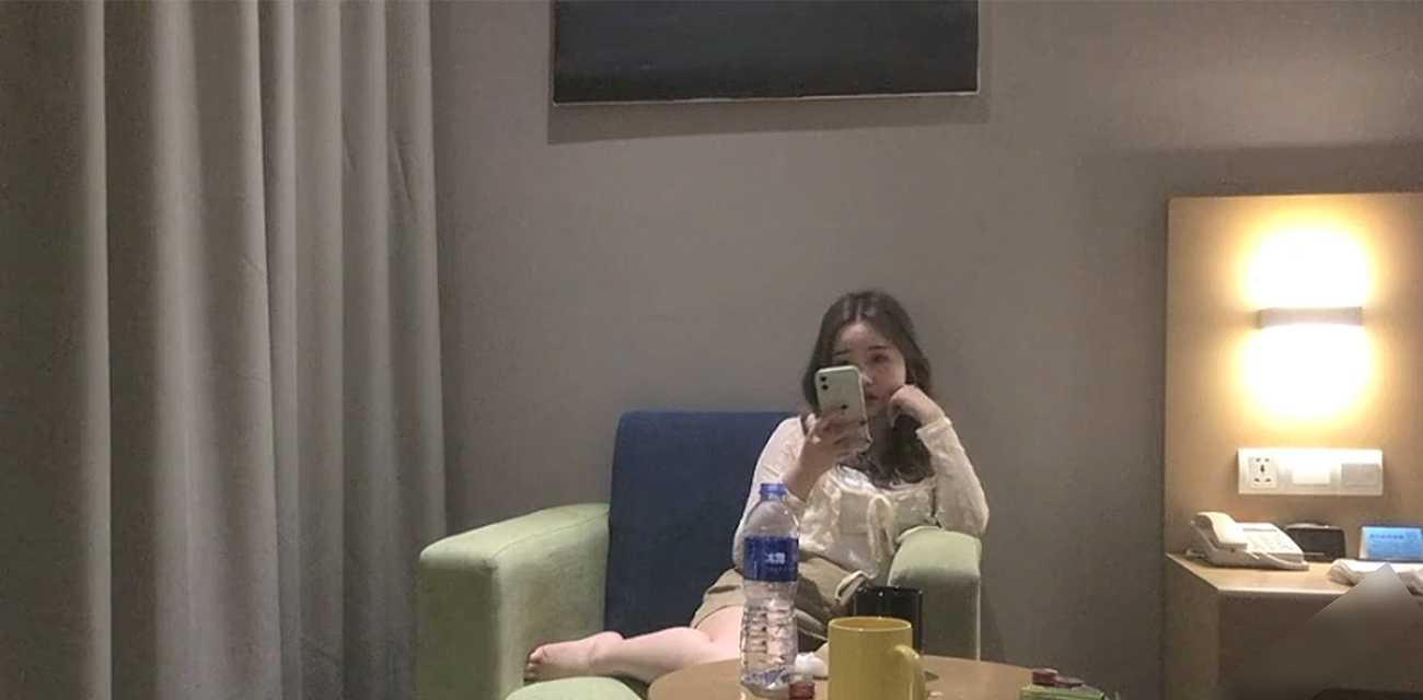 真心话大冒险 输了含鸡巴？醉女上瘾故作矜持被操