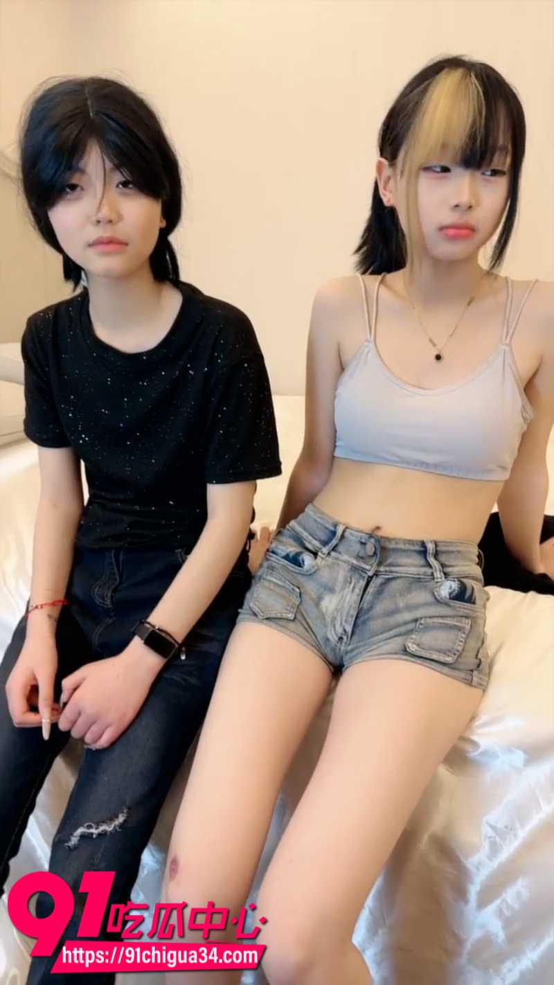 18岁精神小妹带着好闺蜜一起伺候社会大哥2