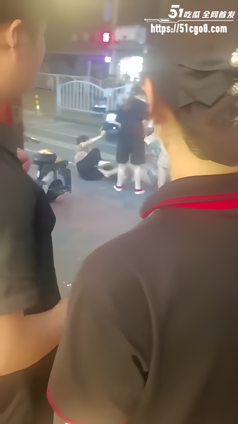 上海街头 原配与小三互殴 1