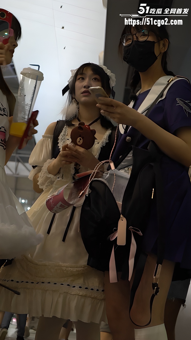 漫展抄底洛丽塔少女 摄像头偷拍大三情侣厕所后入做爱 1