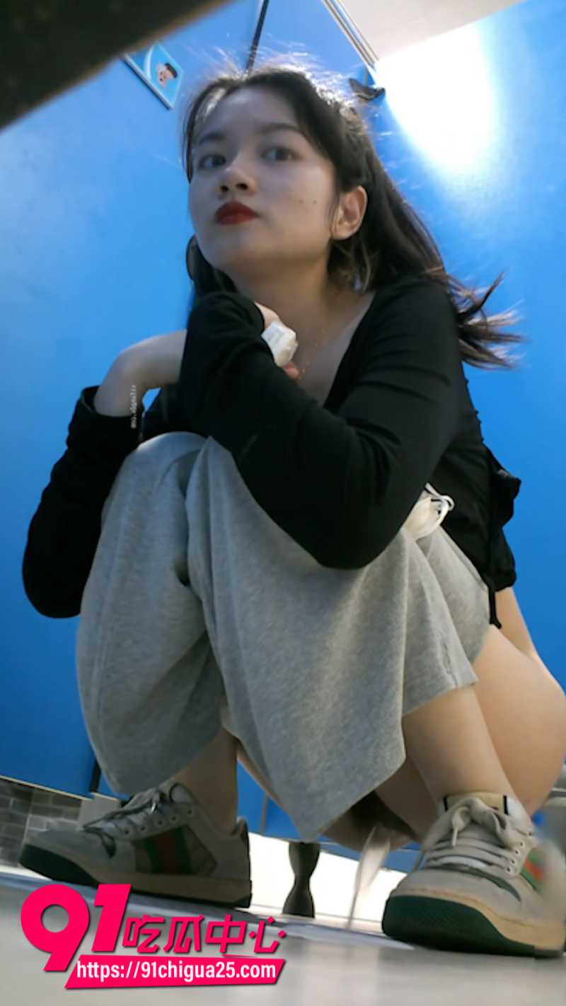 厕拍大神 在艺术学院女厕所安装摄像头 偷拍学生妹们逼脸同框刺激画面