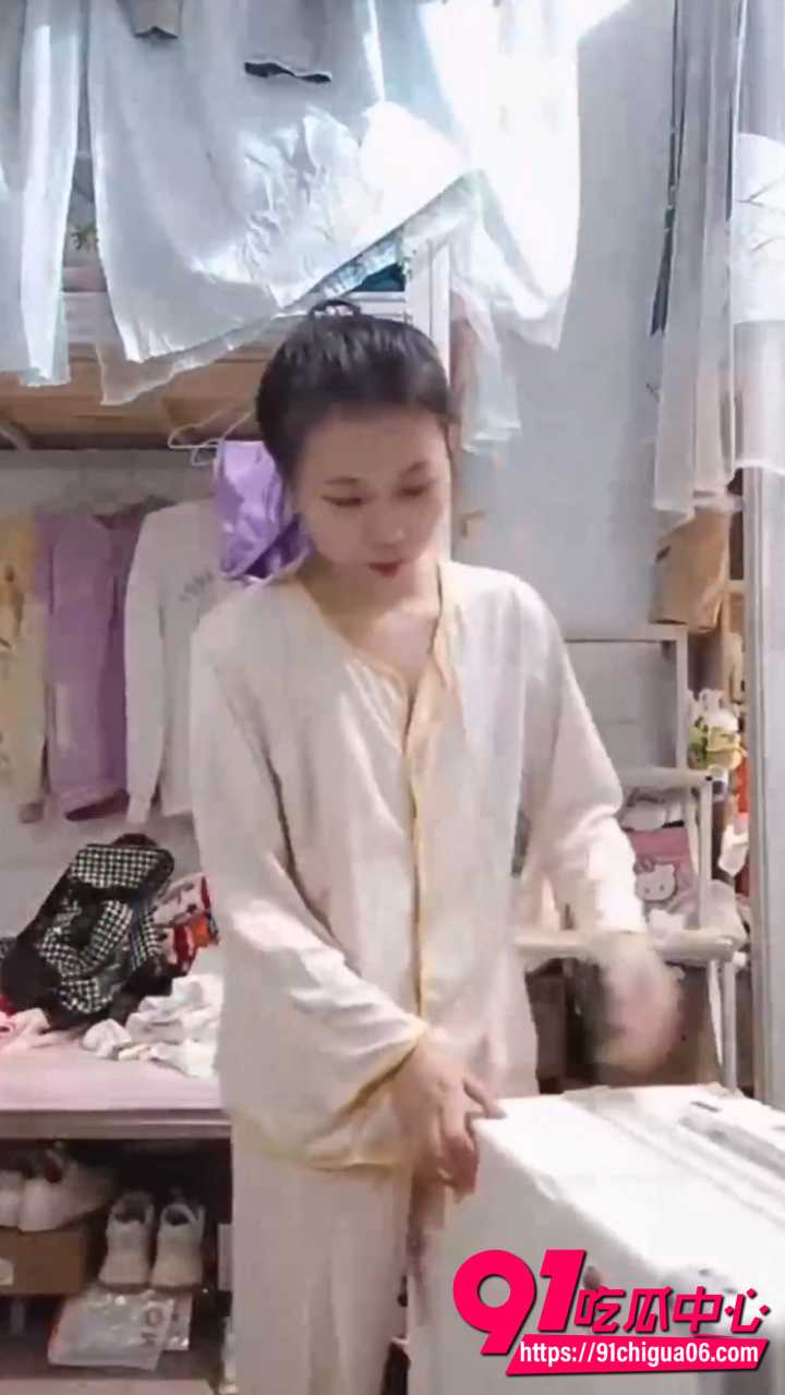 偷拍室友换衣服走光3