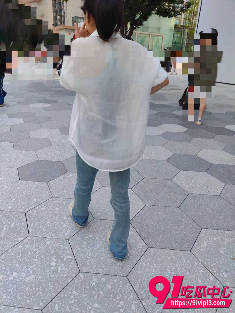 海角大神小毅和夹子妈妈新作 给骚妈全身湿热油推按摩 从大腿内侧一路推到私处再激情啪啪！