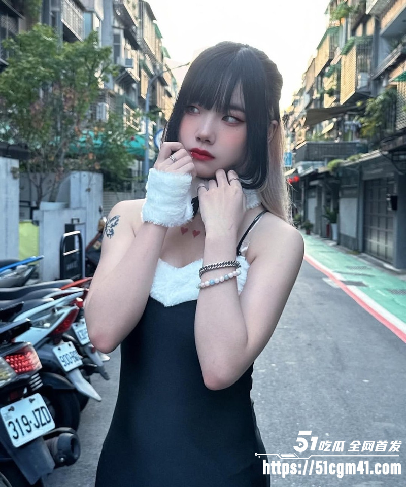 05年女大 草莓小宝 为两万片酬下海拍片 4