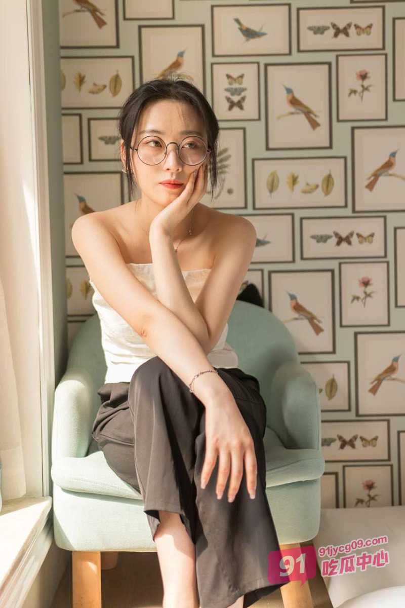 眼镜妹为挣钱将自己的初夜高价卖给金主!酒店酣战一整夜!