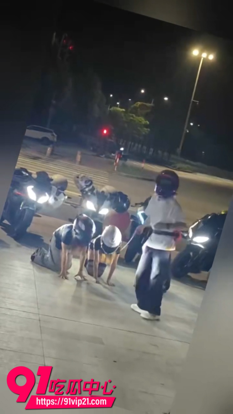 重庆街头调教热门吃瓜事件纹身机车少女被拴上狗链拉去户外调教跪地爬行完成主人的任务3 重庆街头调教热门吃瓜事件纹身机车少女被拴上狗链拉去户外调教跪地爬行完成主人的任务3