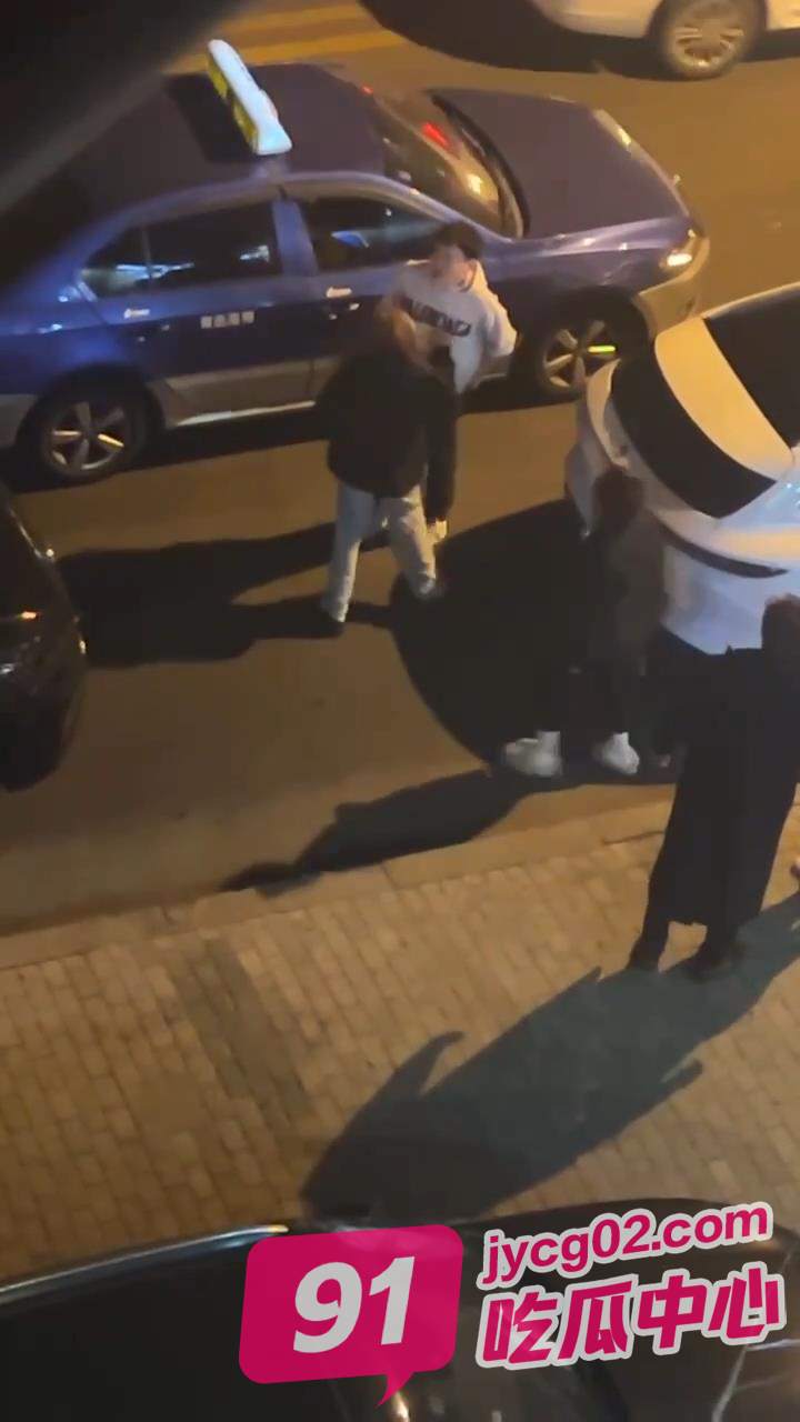 青岛海博男子一拳KO小仙女！妹子当场被打进icu！ 配图2