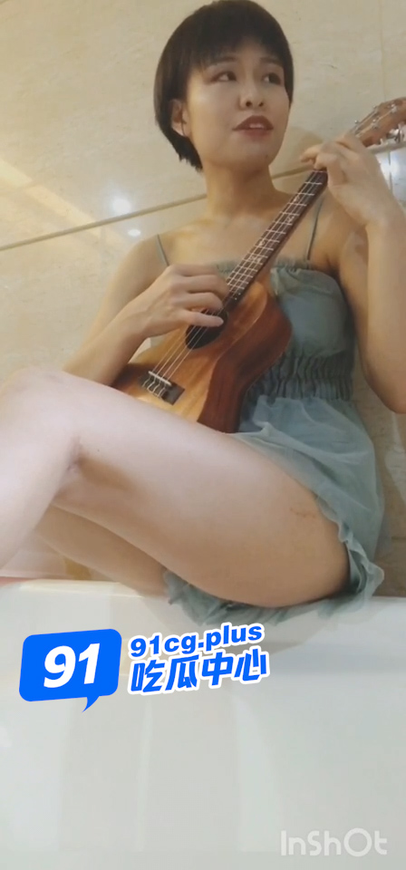 为人“湿”表～平时正经的老师，可以这么骚吗？ 直接在课堂上自慰露出 满足儿时的性趣！