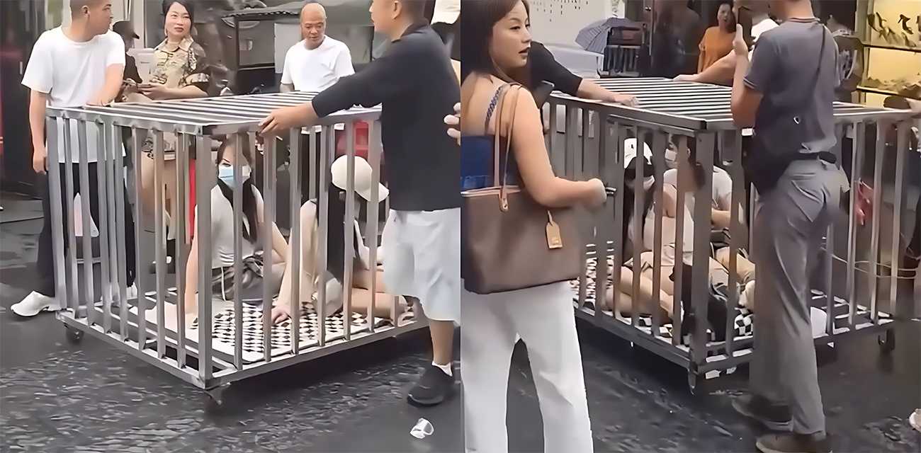 湖南汨罗商业街 惊现活人浸猪笼 俩女一狗被关铁笼 敲锣游街太疯狂！