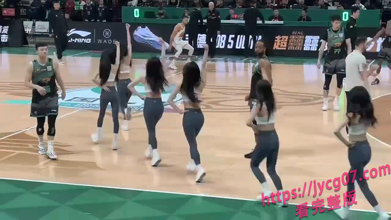 宁波赛场啦啦队瑜伽裤大秀！黑人球员看呆 欲火藏不住！