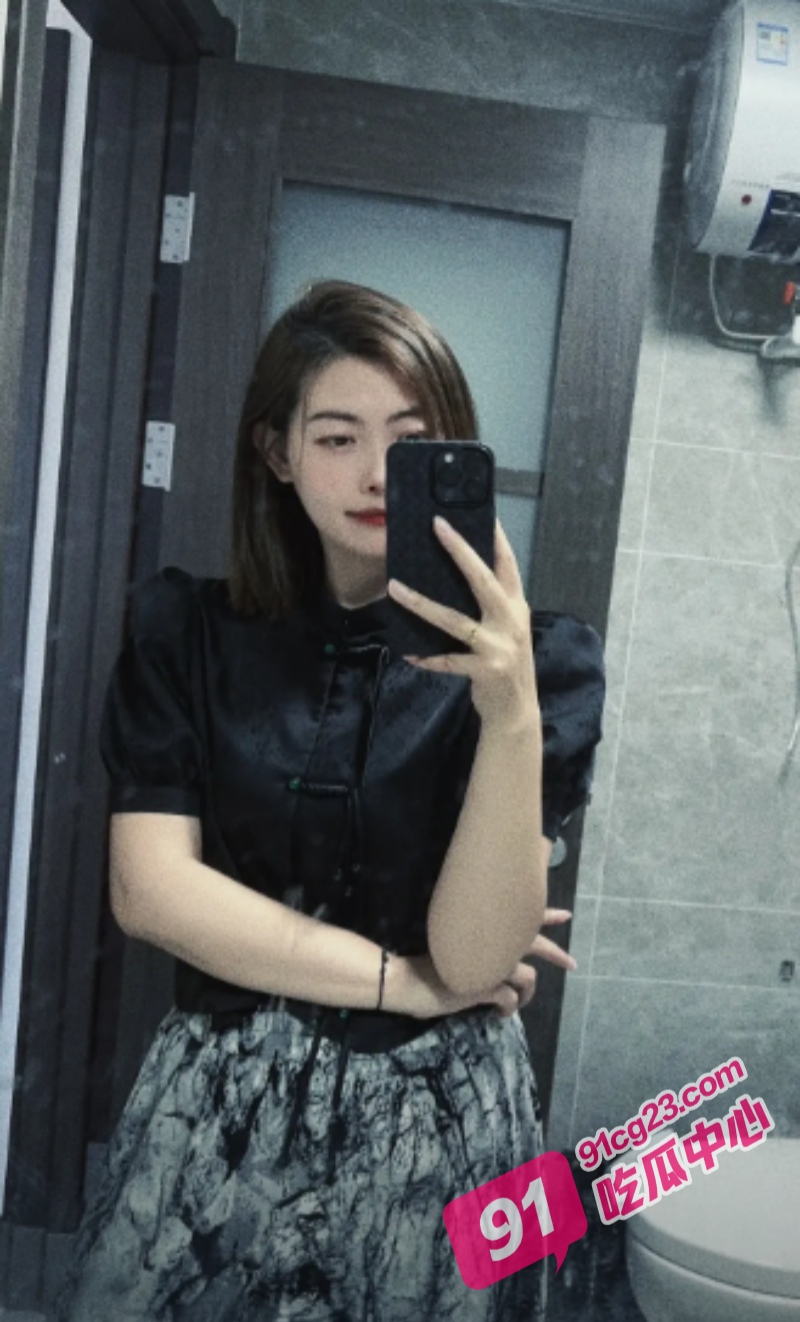 下雨天邂逅美女同事 送女同事回家竟被撩 狭小的空间也挡不住少妇的热情!