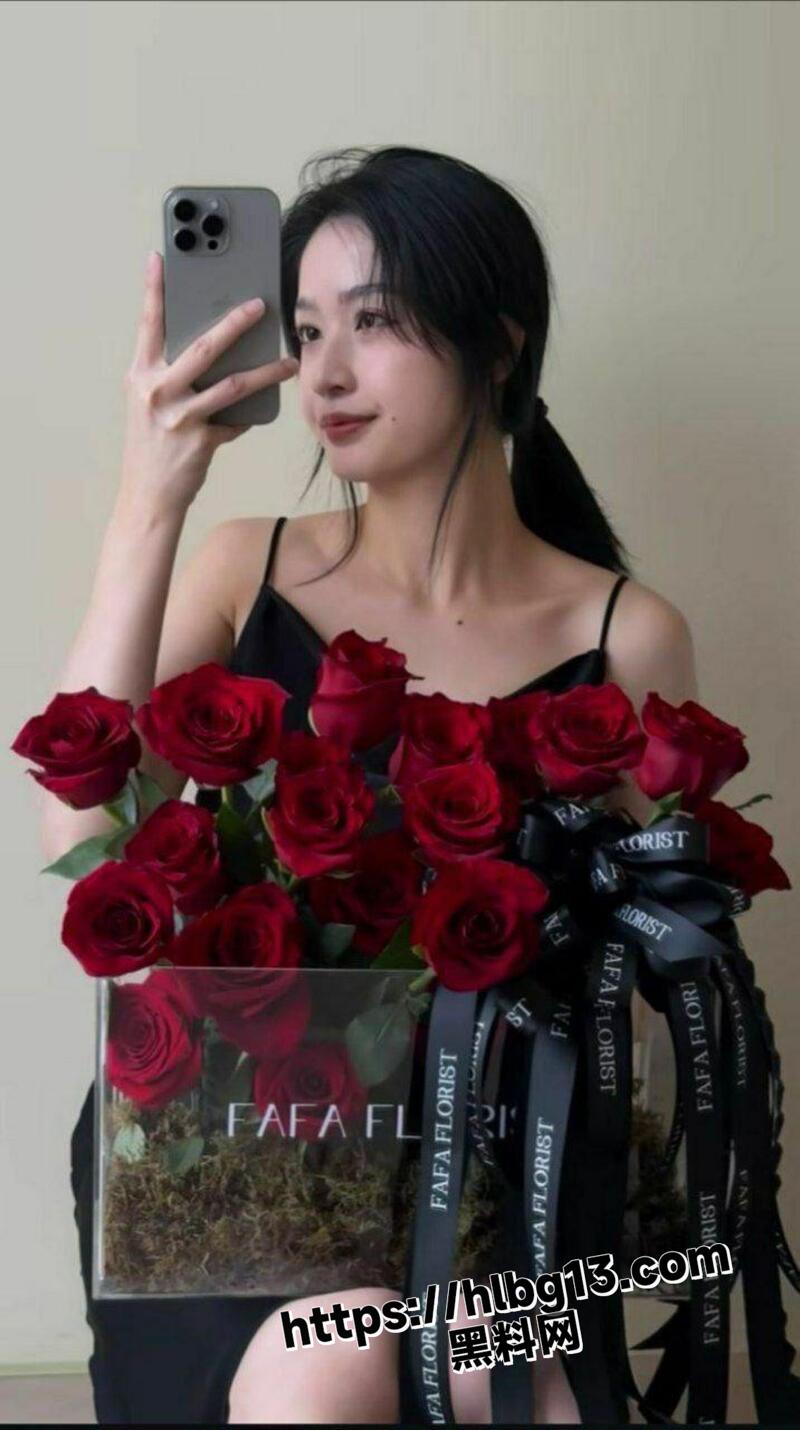 新加坡花店老板娘 Babeyiyi 背着男朋友偷情约炮最新流出 美腿大奶女上位做爱诱惑至极！