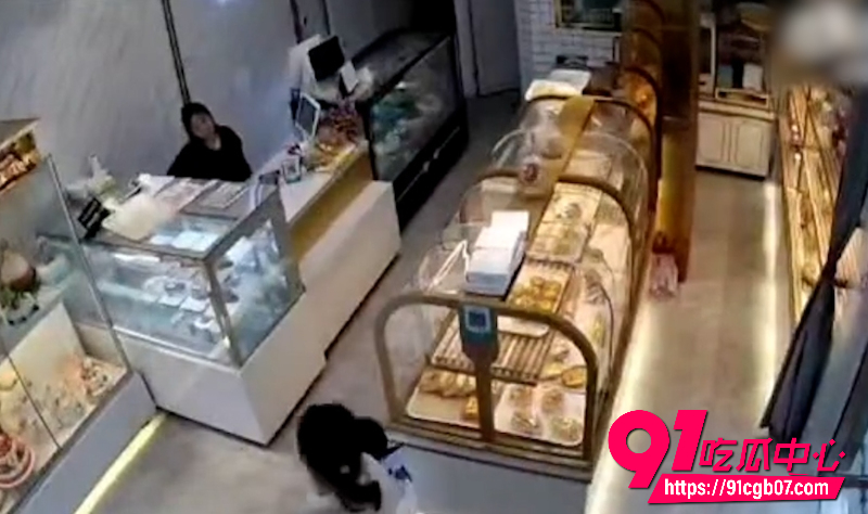 江西一孩子用手触摸蛋糕被店家好心提醒2 江西一孩子用手触摸蛋糕被店家好心提醒2