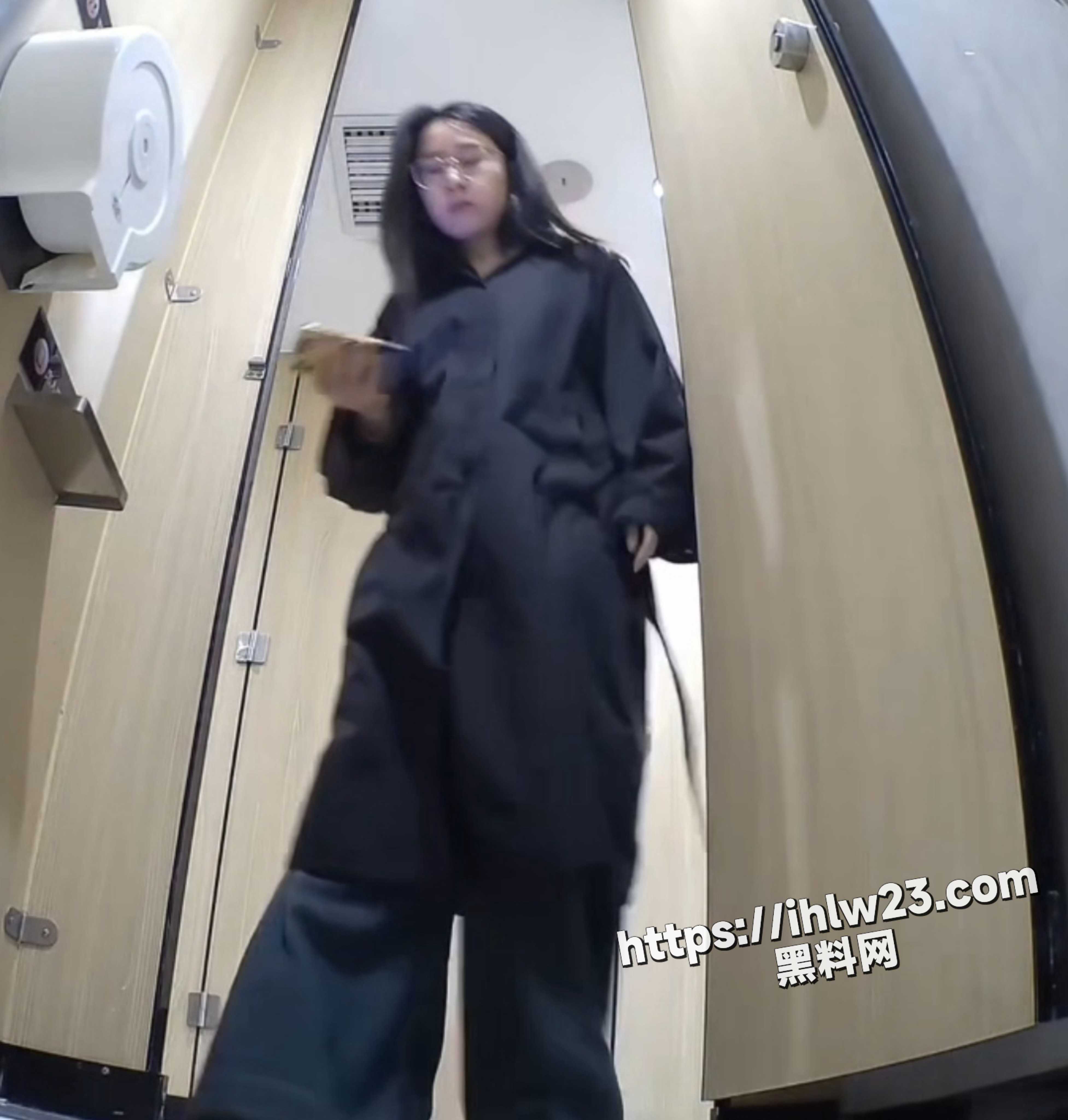 精品厕拍 后视厕拍最大看点就是屁眼 一起来看看有没有反差婊被开屁眼！