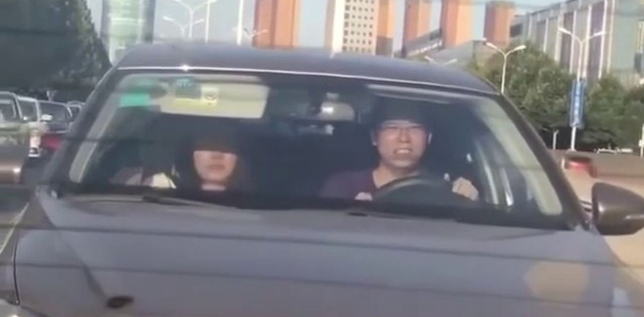 顶级反差尤物等红灯也要口两下 市区车内激情完整回顾 车内口交视频曝光始末