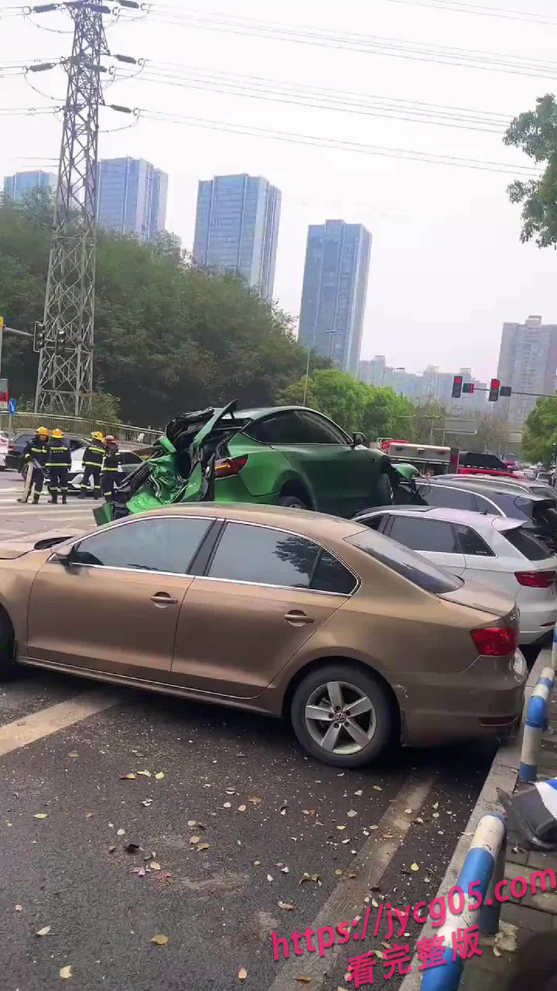 重庆惊现飞车事故！特斯拉腾空压毁五车！司机竟没受伤？ 配图3