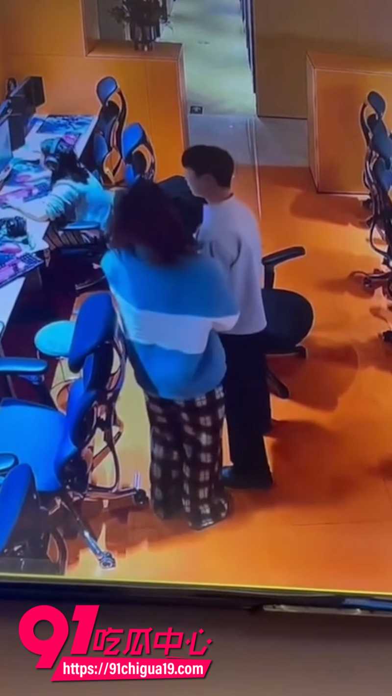 湖南岳阳一男子在网吧包间打游戏时被女子性骚扰14
