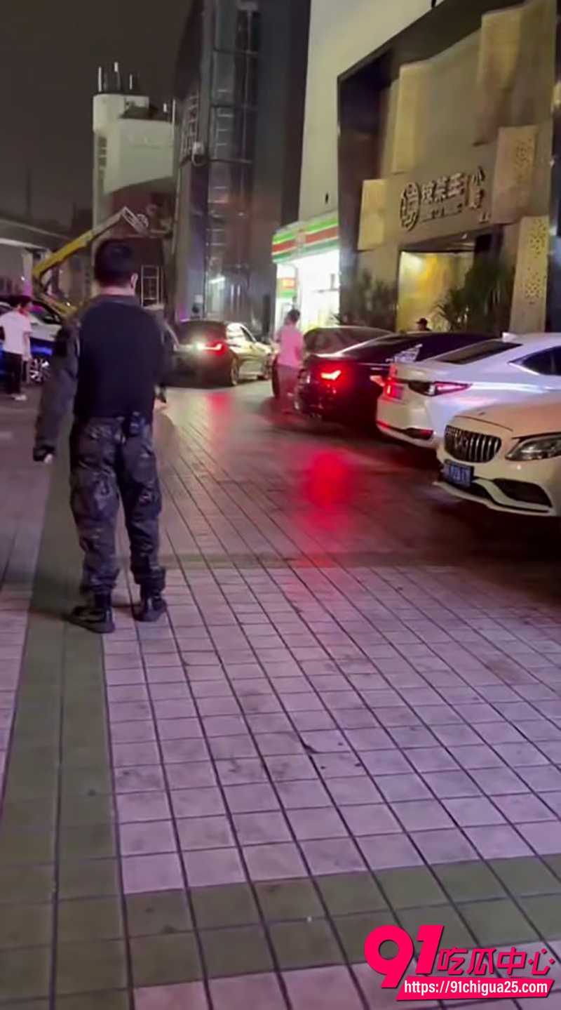 海口夜市前惊魂一刻 男子开车狂撞人群 警方破窗瞬间制服！