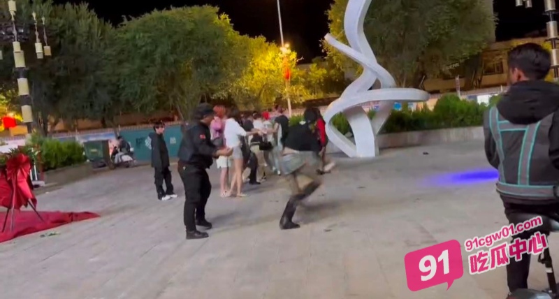 广西街头两个精神小妹为男人大打出手 黑丝小姐姐狂踹露腰渔网袜妹妹！