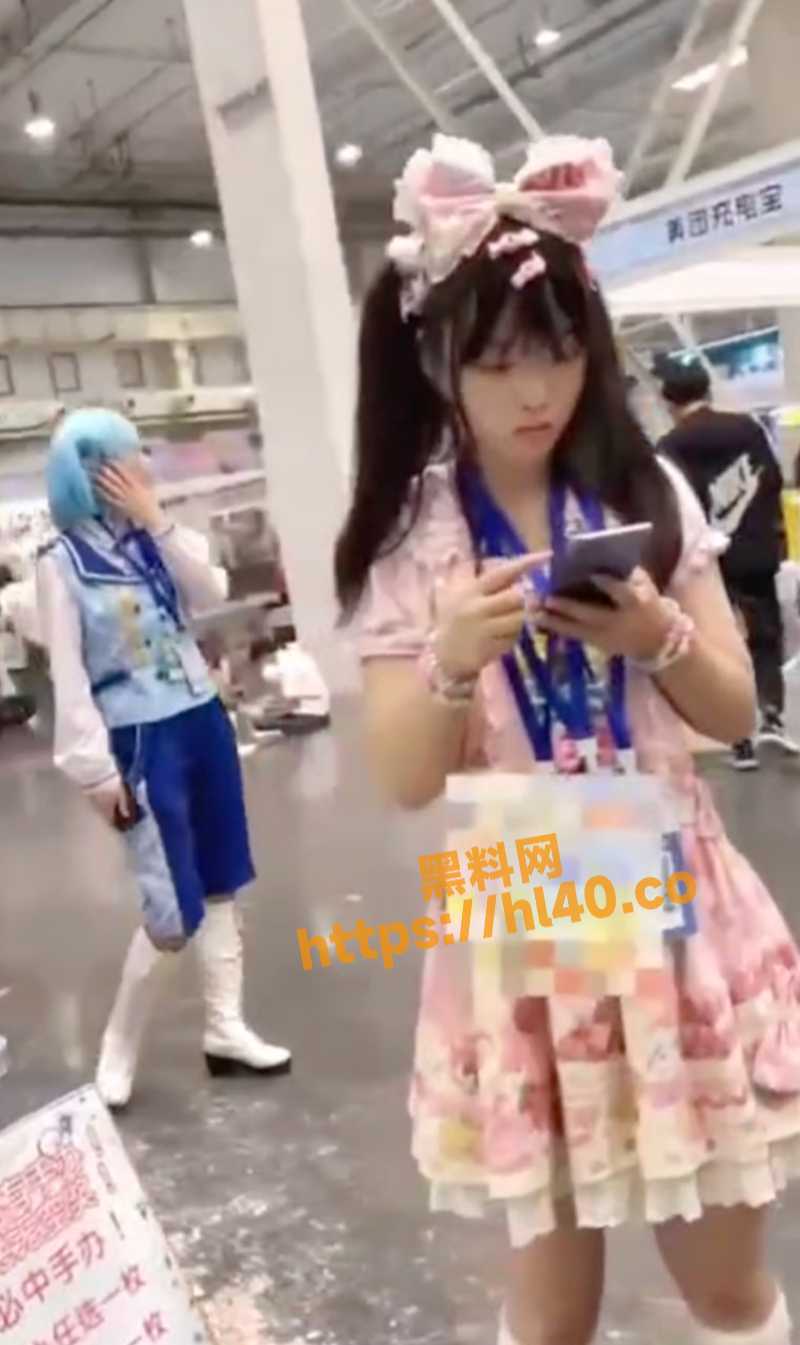 抄底大神再次出击漫展偷拍萌妹子的裙下风光！母狗无内出行漫展！