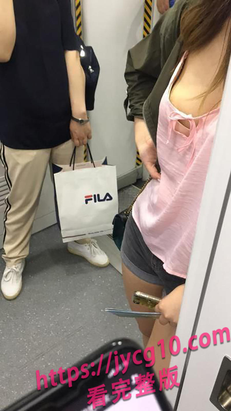 地铁上的短暂惊艳！妹子专注玩手机春光若隐若现 配图2